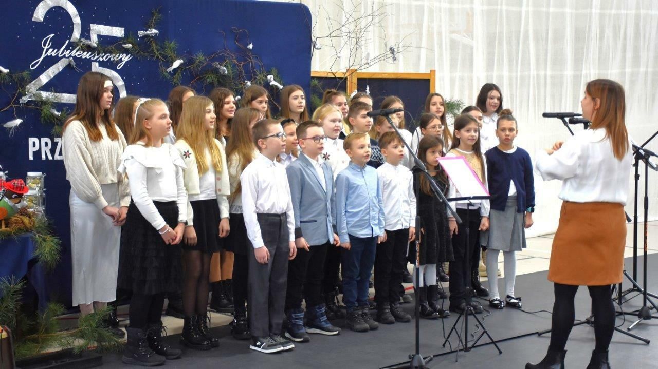 dzieci na scenie koncert kolęd