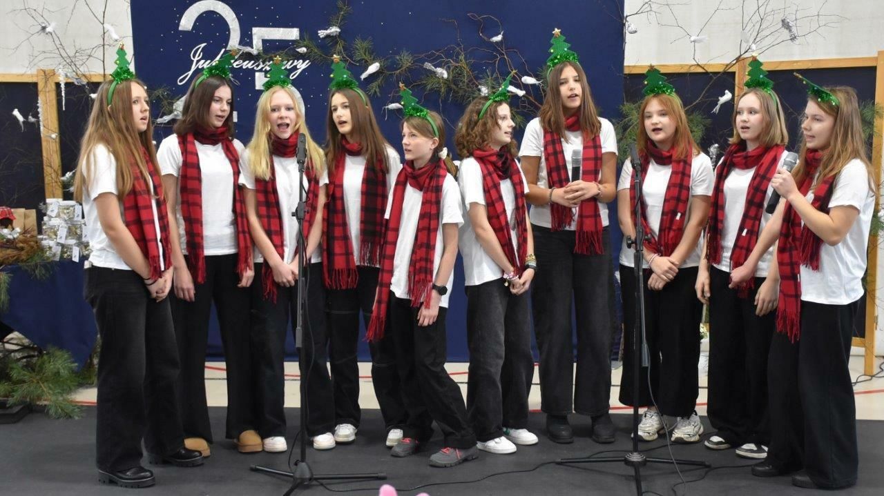 dzieci na scenie koncert kolęd
