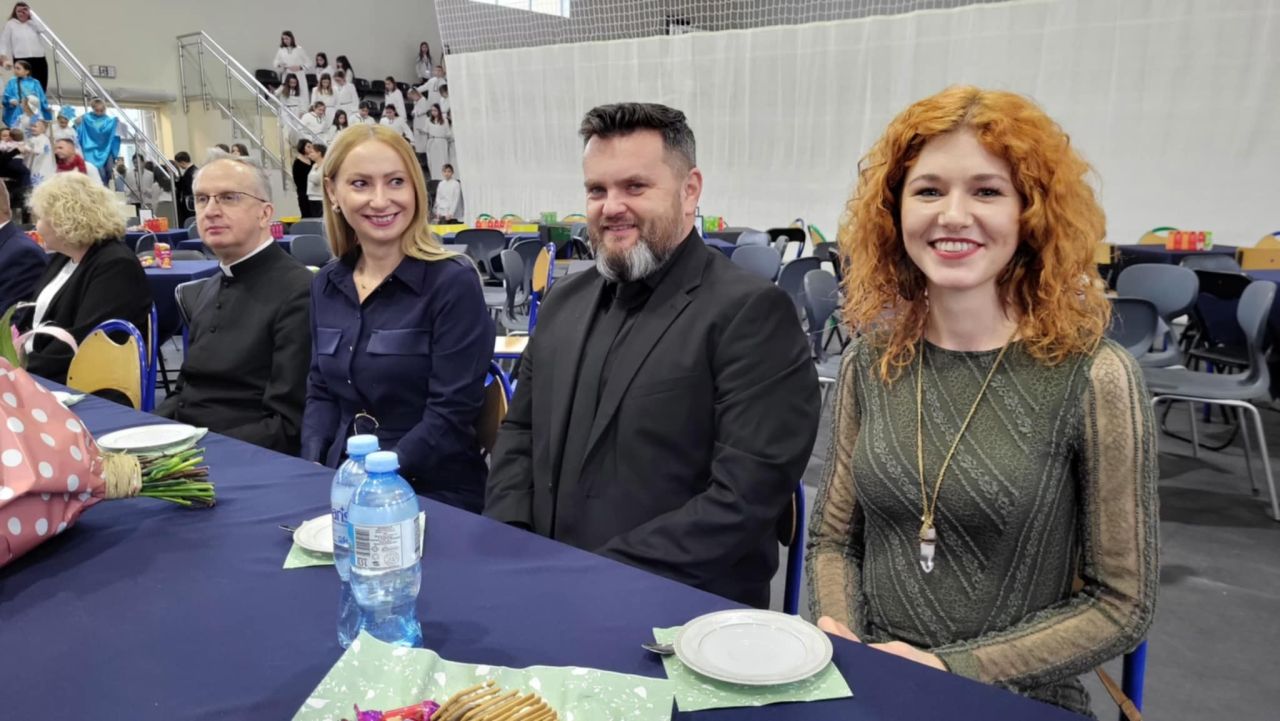dzieci na scenie koncert kolęd