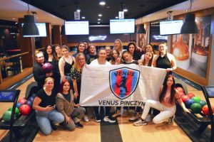 grupa kobiet - zawodniczki drużyny Venus Pinczyn z klubową flagą