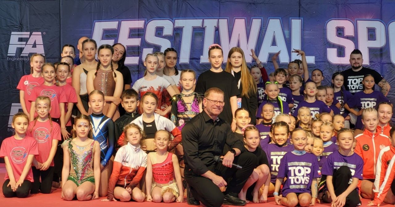 festiwal sportu w zblewie na scenie gimnastycy i zaowdnicy