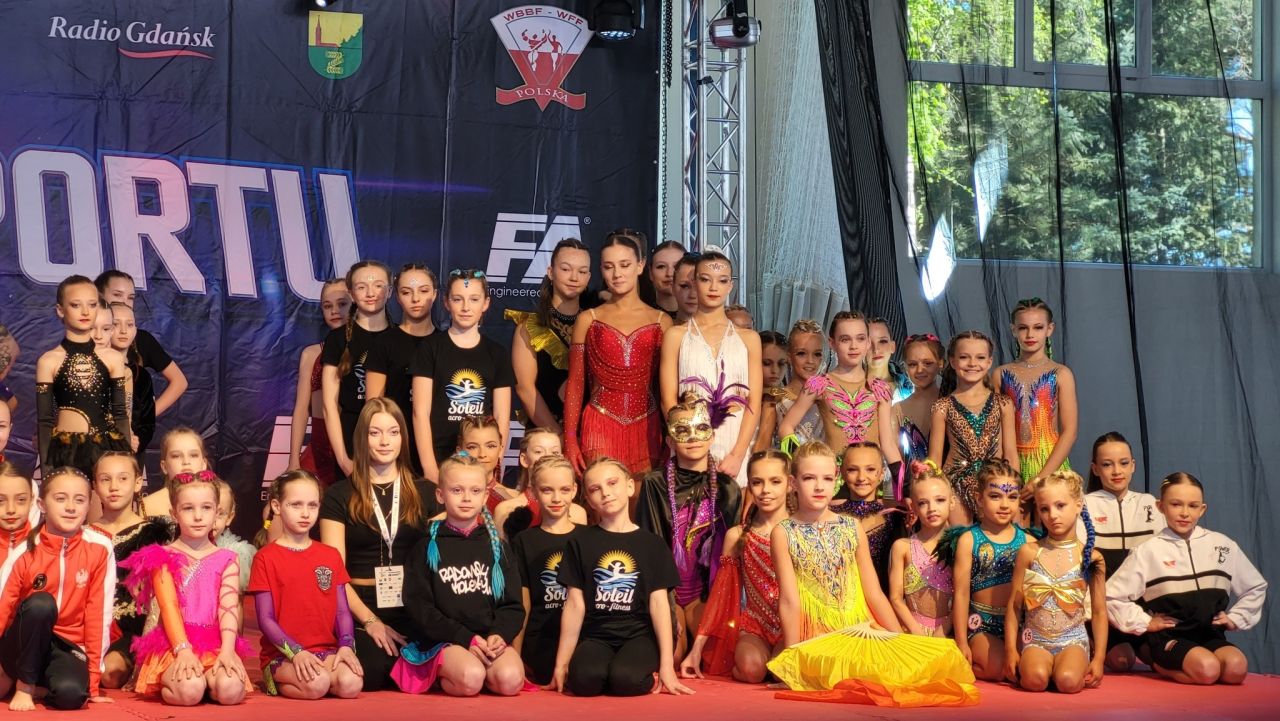 festiwal sportu w zblewie na scenie gimnastycy i zaowdnicy