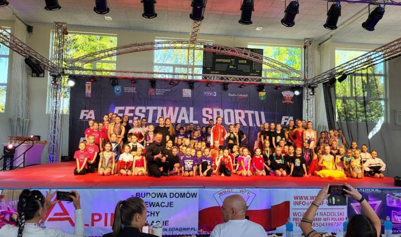 festiwal sportu w zblewie na scenie gimnastycy i zaowdnicy