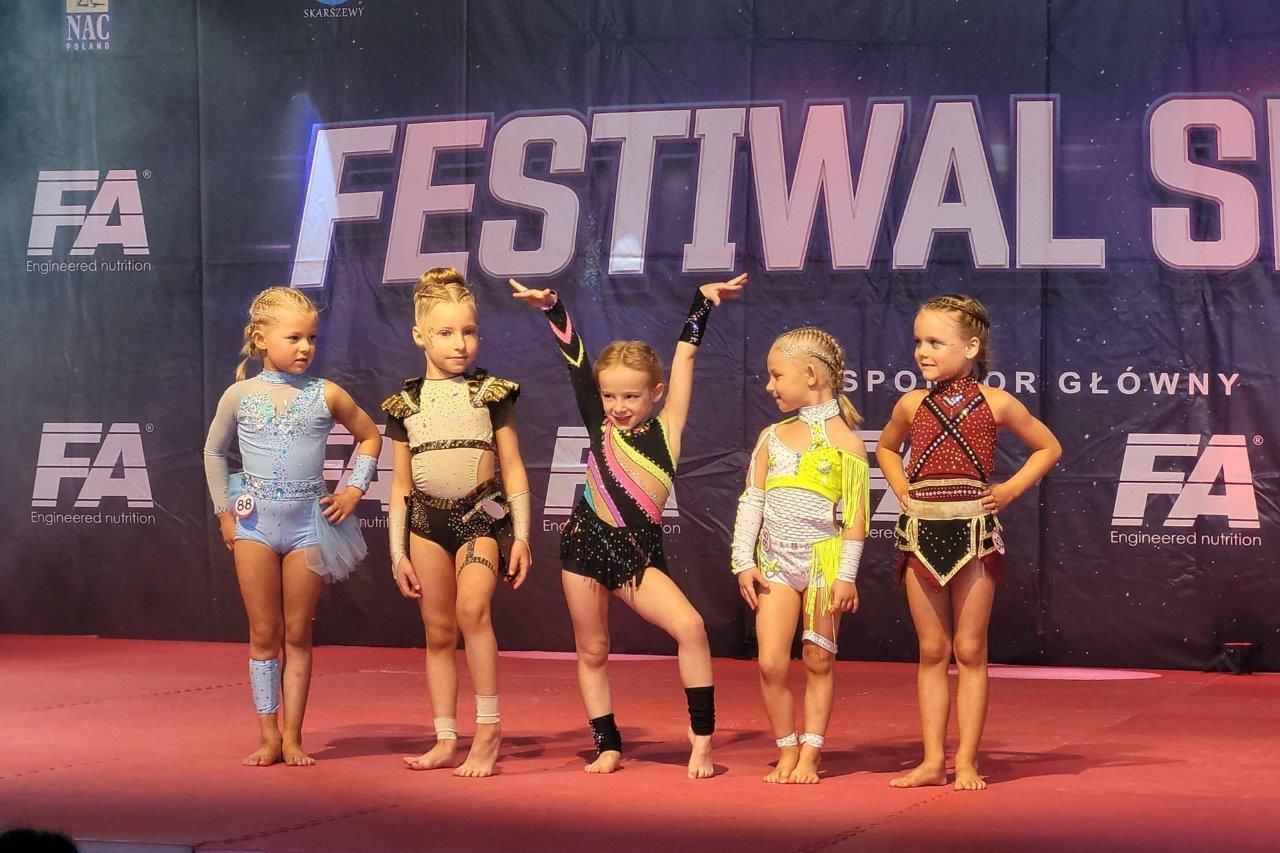 festiwal sportu w zblewie na scenie gimnastycy i zaowdnicy