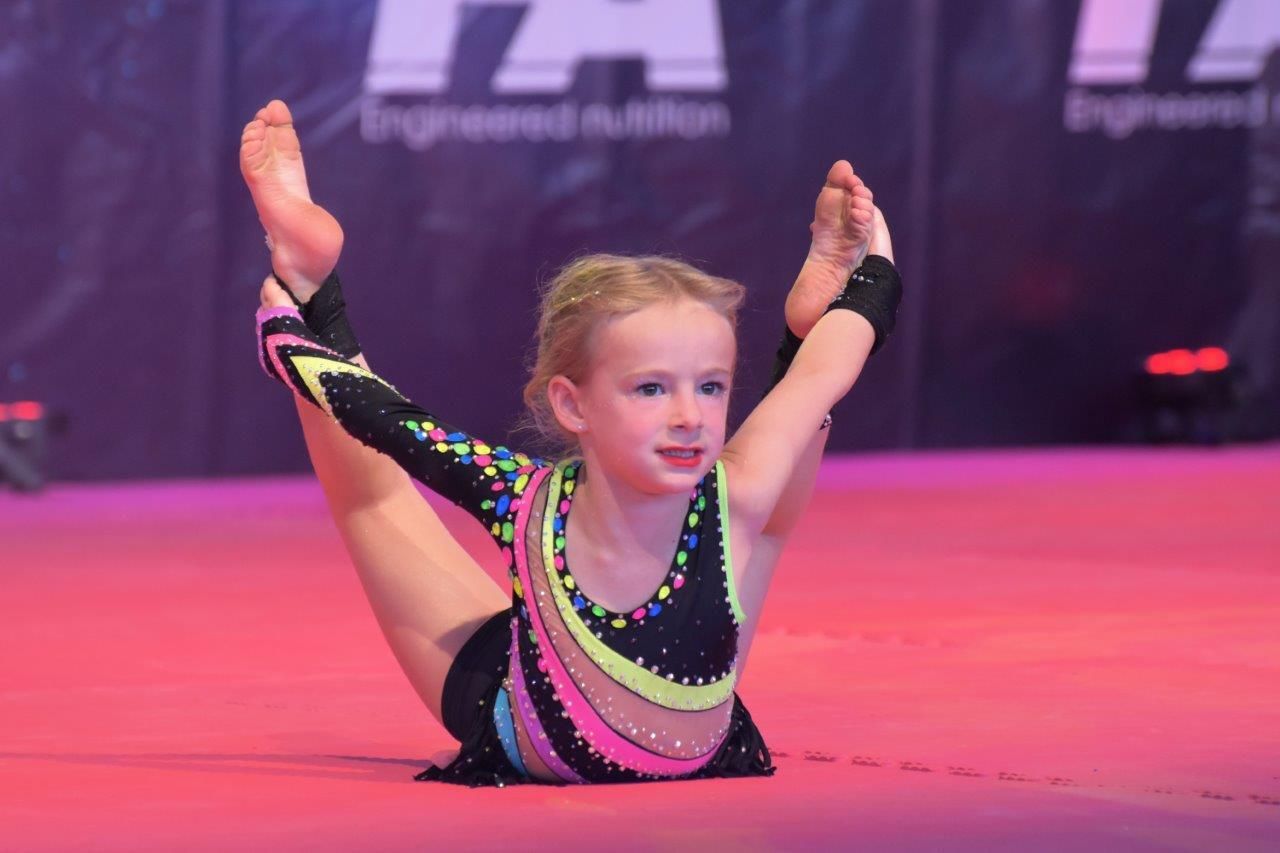 festiwal sportu w zblewie na scenie gimnastycy i zaowdnicy