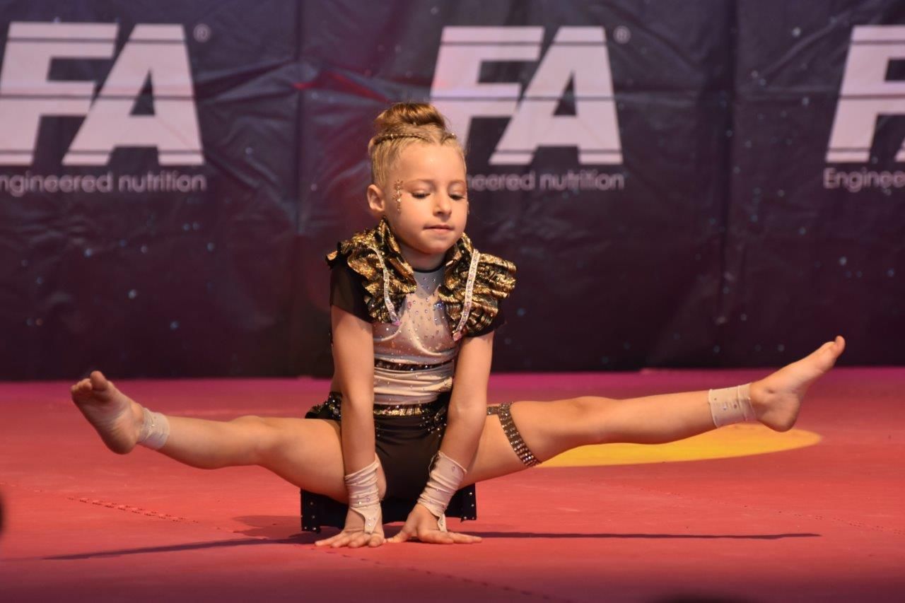 festiwal sportu w zblewie na scenie gimnastycy i zaowdnicy
