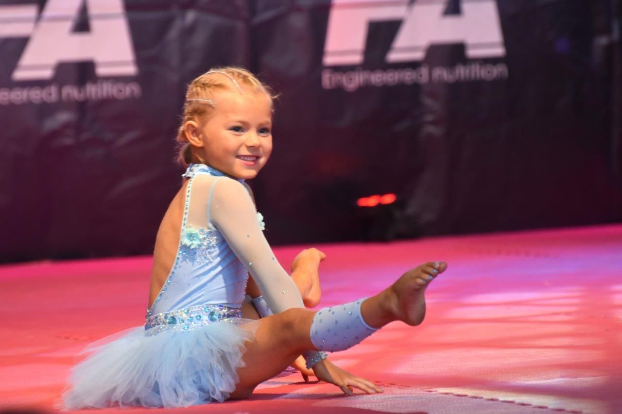festiwal sportu w zblewie na scenie gimnastycy i zaowdnicy