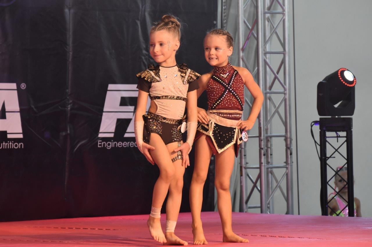 festiwal sportu w zblewie na scenie gimnastycy i zaowdnicy