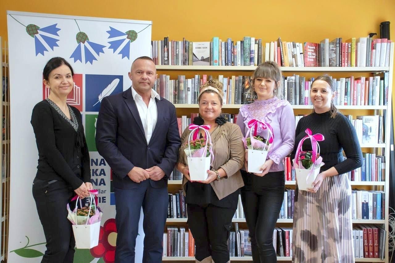 czytelnicy w bibliotece autor z książką