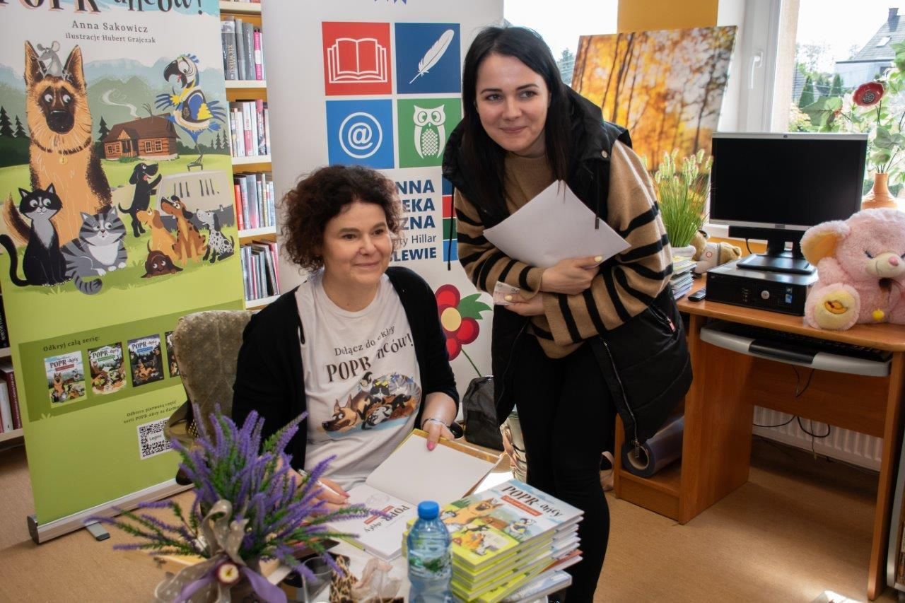 czytelnicy w bibliotece autor z książką