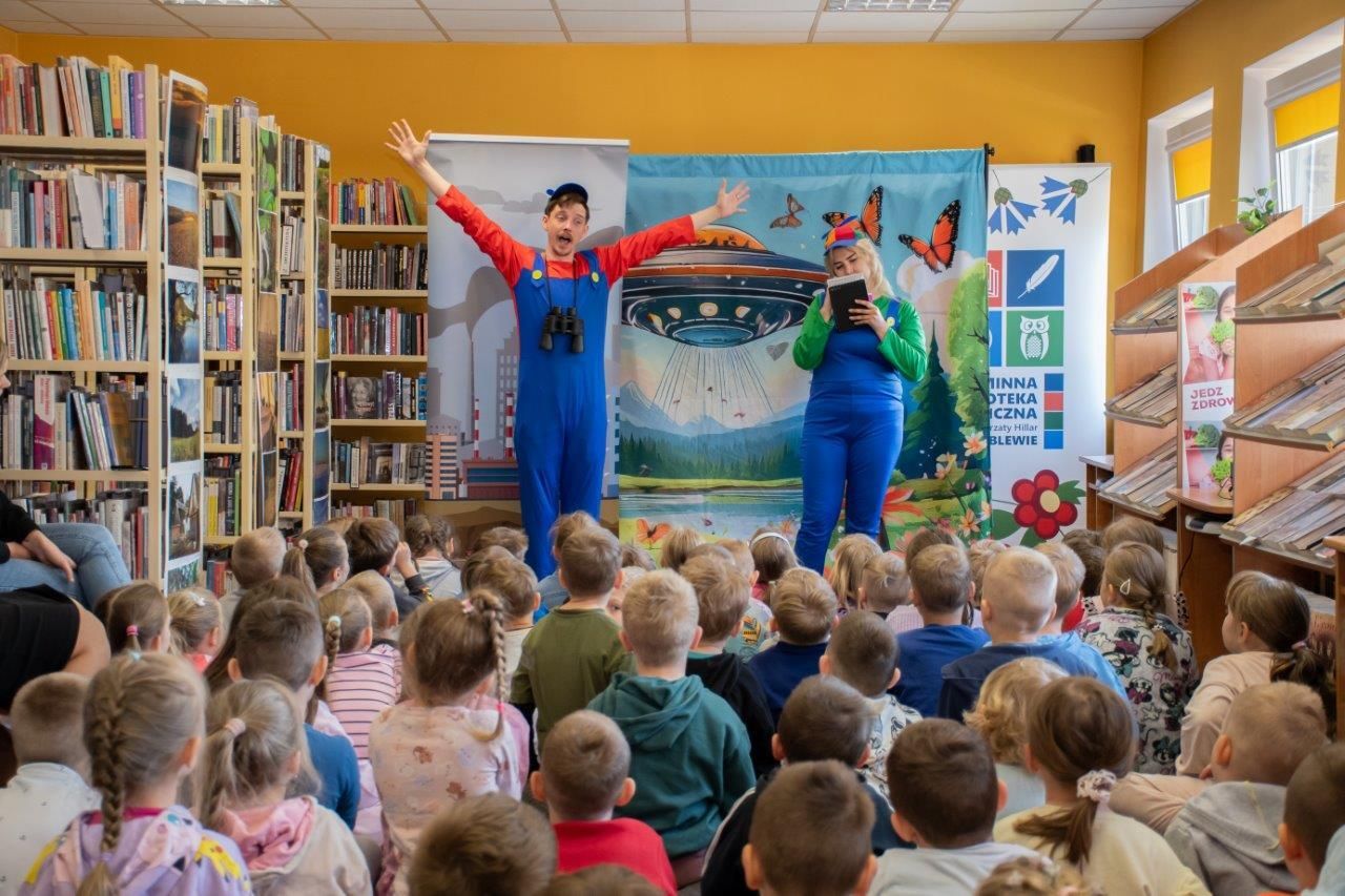 czytelnicy w bibliotece autor z książką