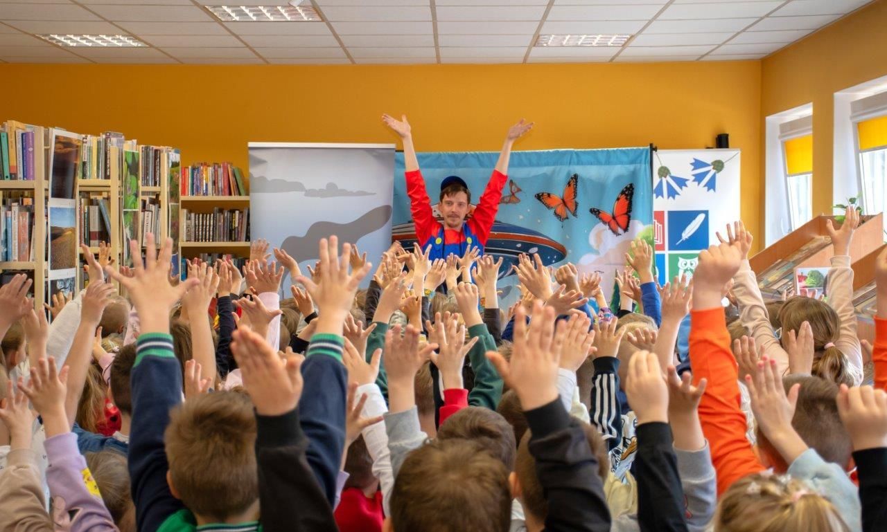 czytelnicy w bibliotece autor z książką