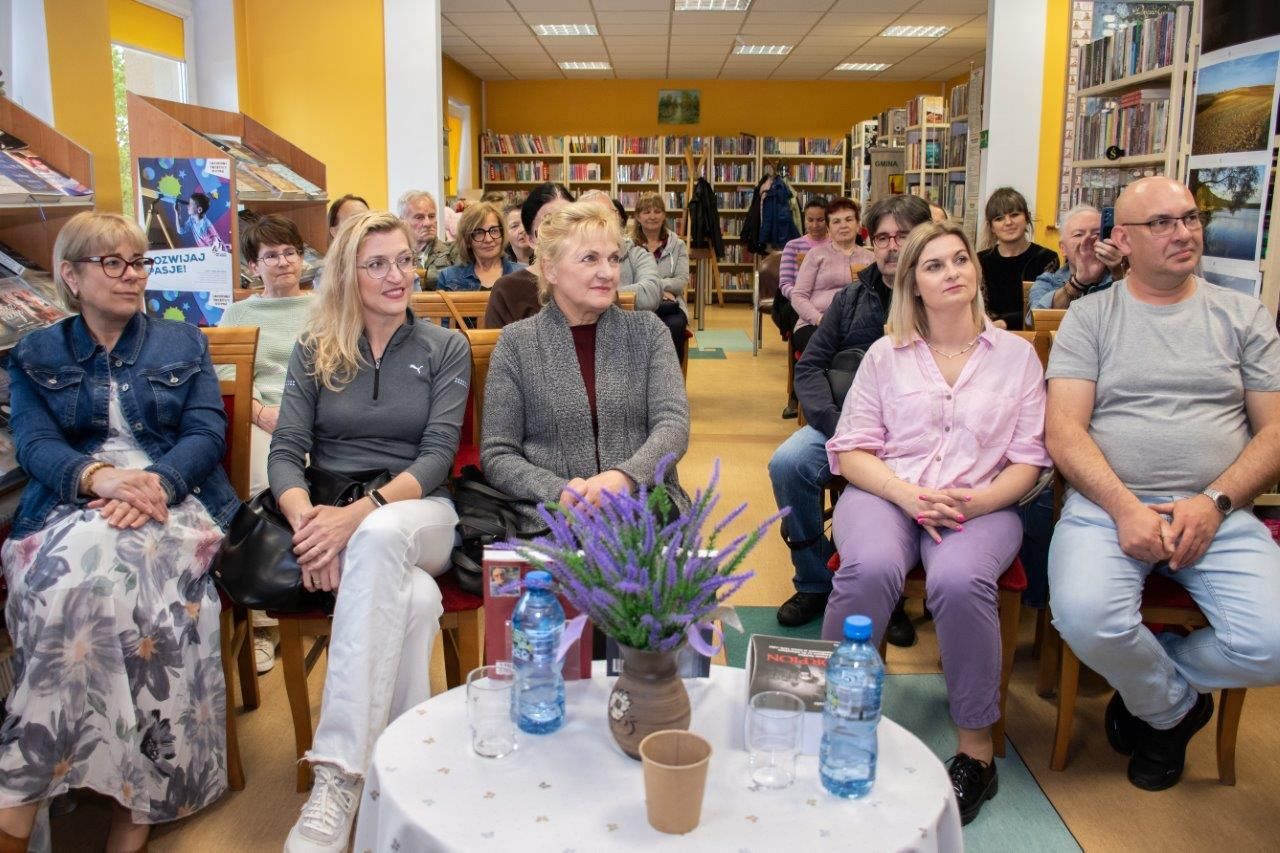 czytelnicy w bibliotece autor z książką