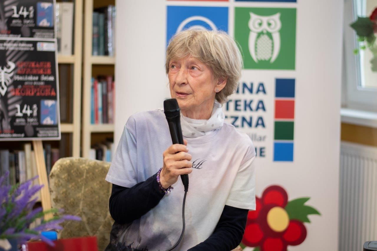 czytelnicy w bibliotece autor z książką