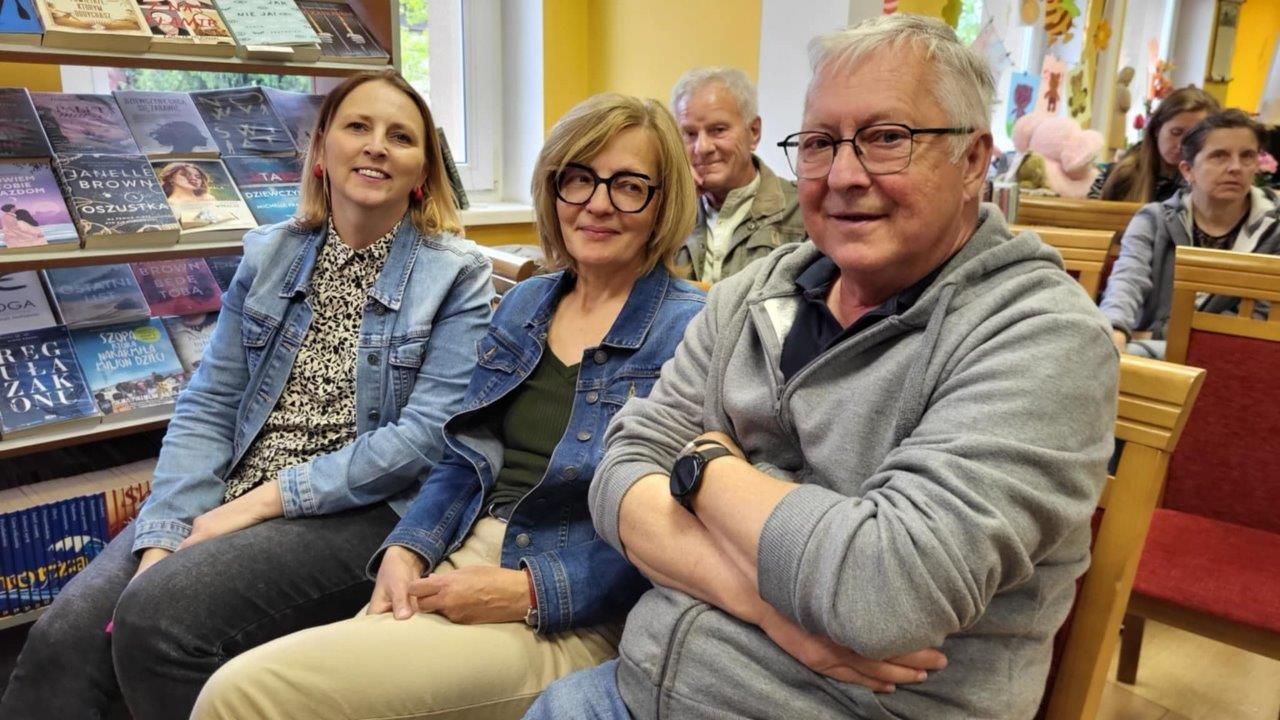 czytelnicy w bibliotece autor z książką