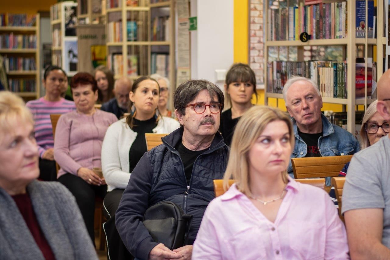czytelnicy w bibliotece autor z książką