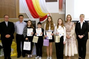uczestnicy obchodów świeta patrona szkoły w kleszczewie
