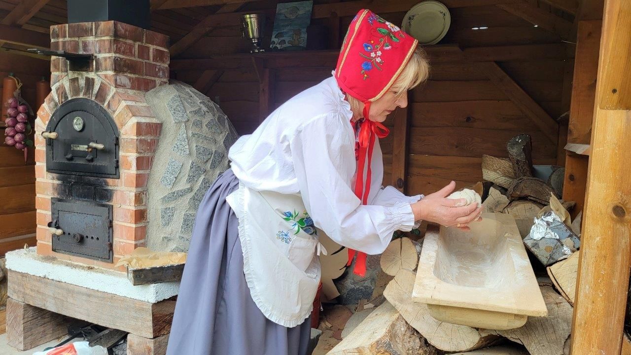 ludzie bawiący sie na majówce