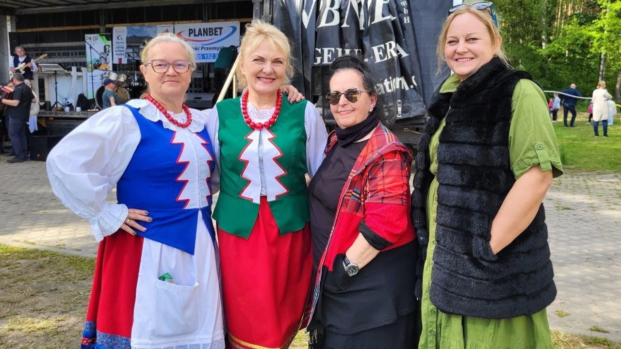 ludzie bawiący sie na majówce