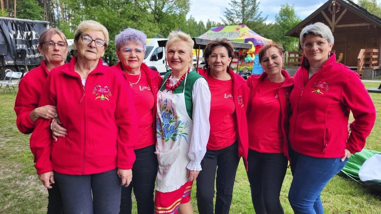ludzie bawiący sie na majówce