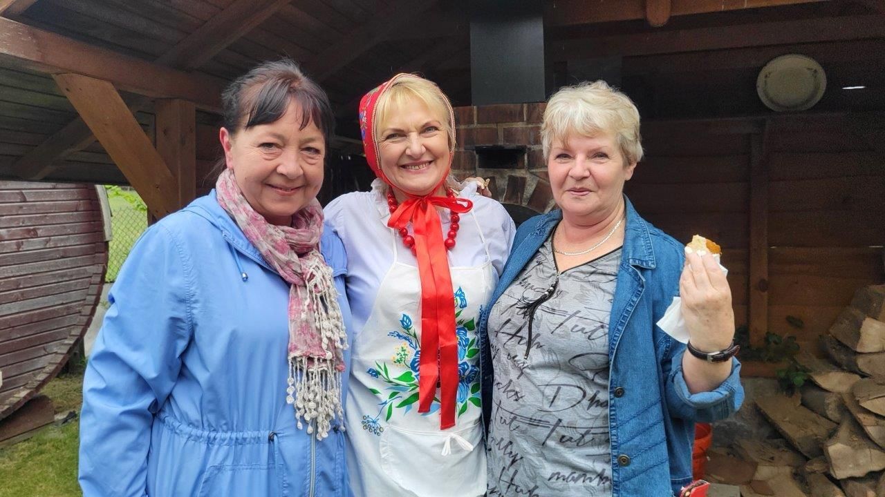 ludzie bawiący sie na majówce