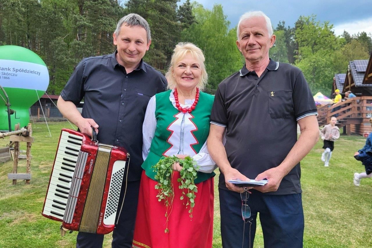 ludzie bawiący sie na majówce