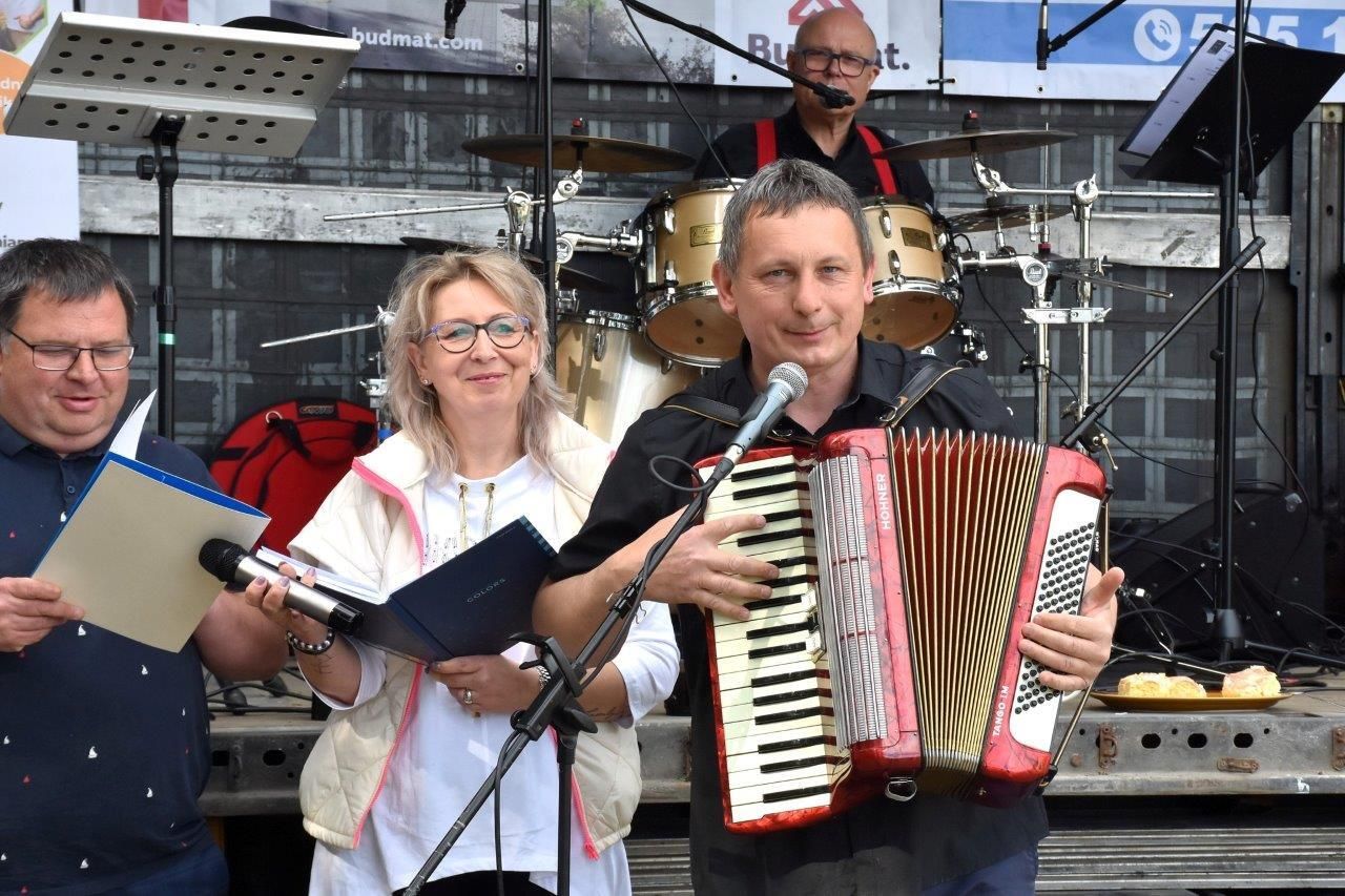 ludzie bawiący sie na majówce