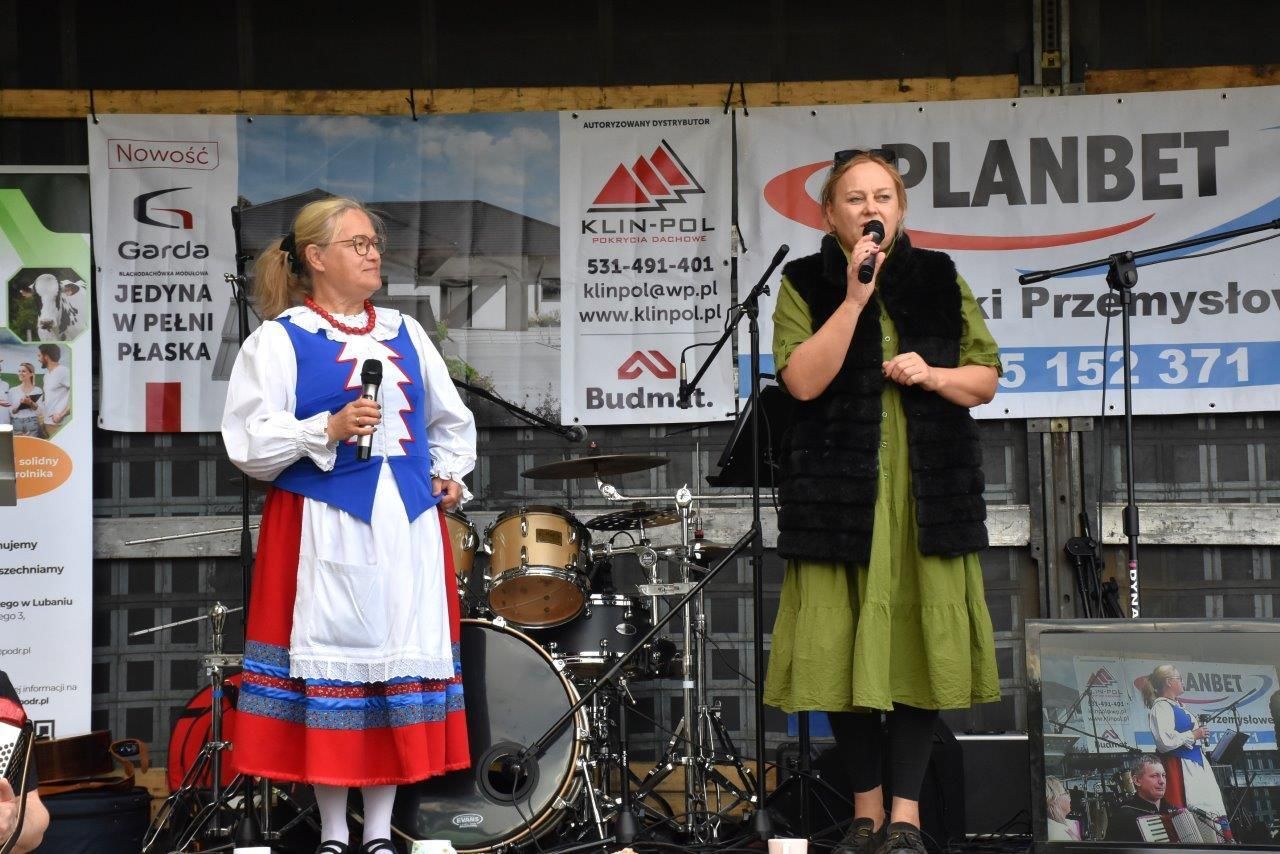 ludzie bawiący sie na majówce