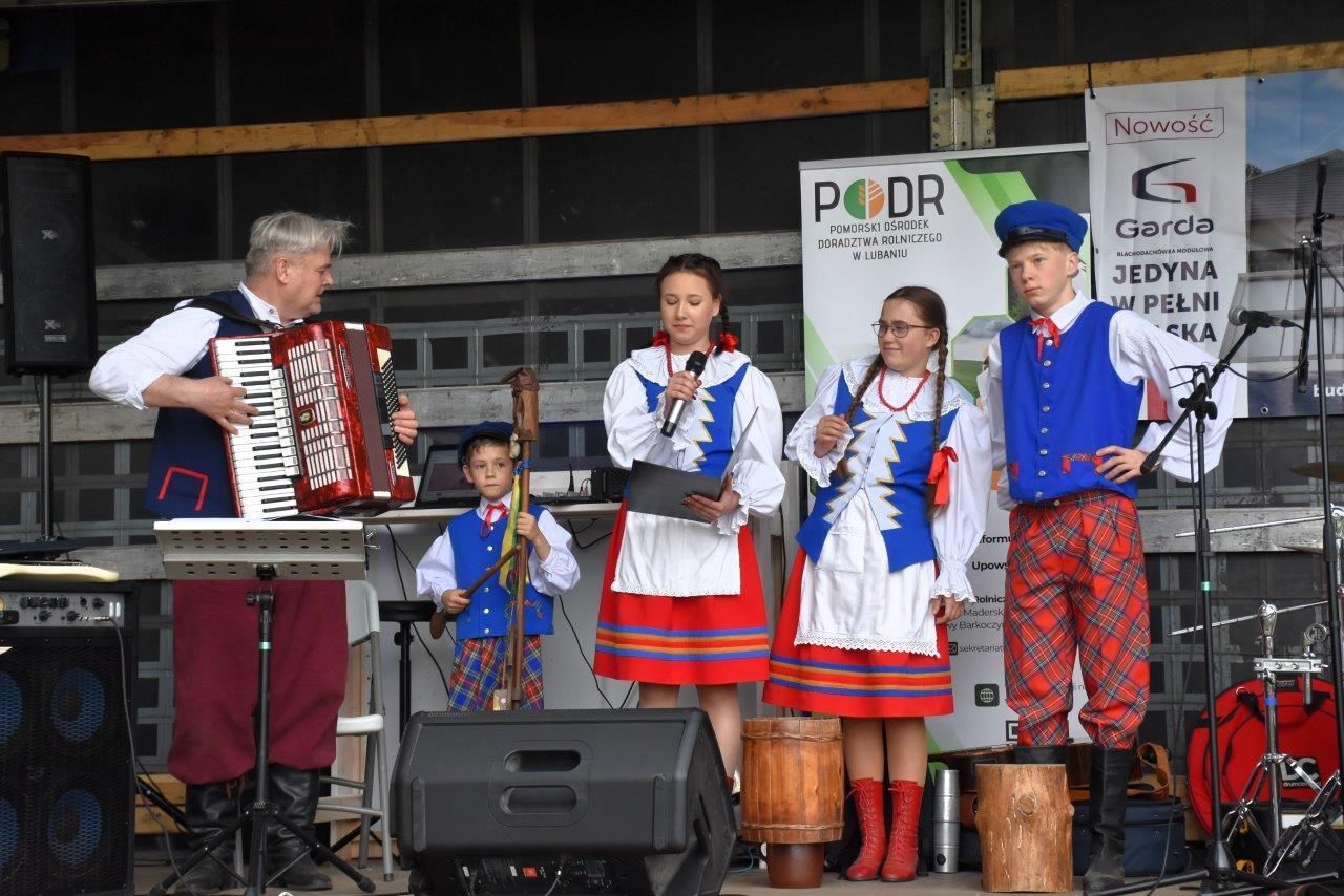 ludzie bawiący sie na majówce