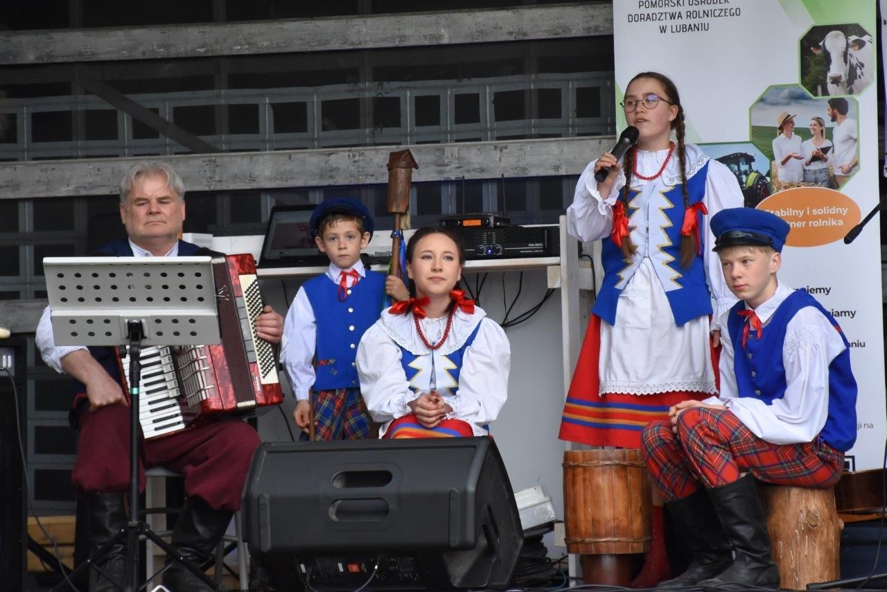 ludzie bawiący sie na majówce