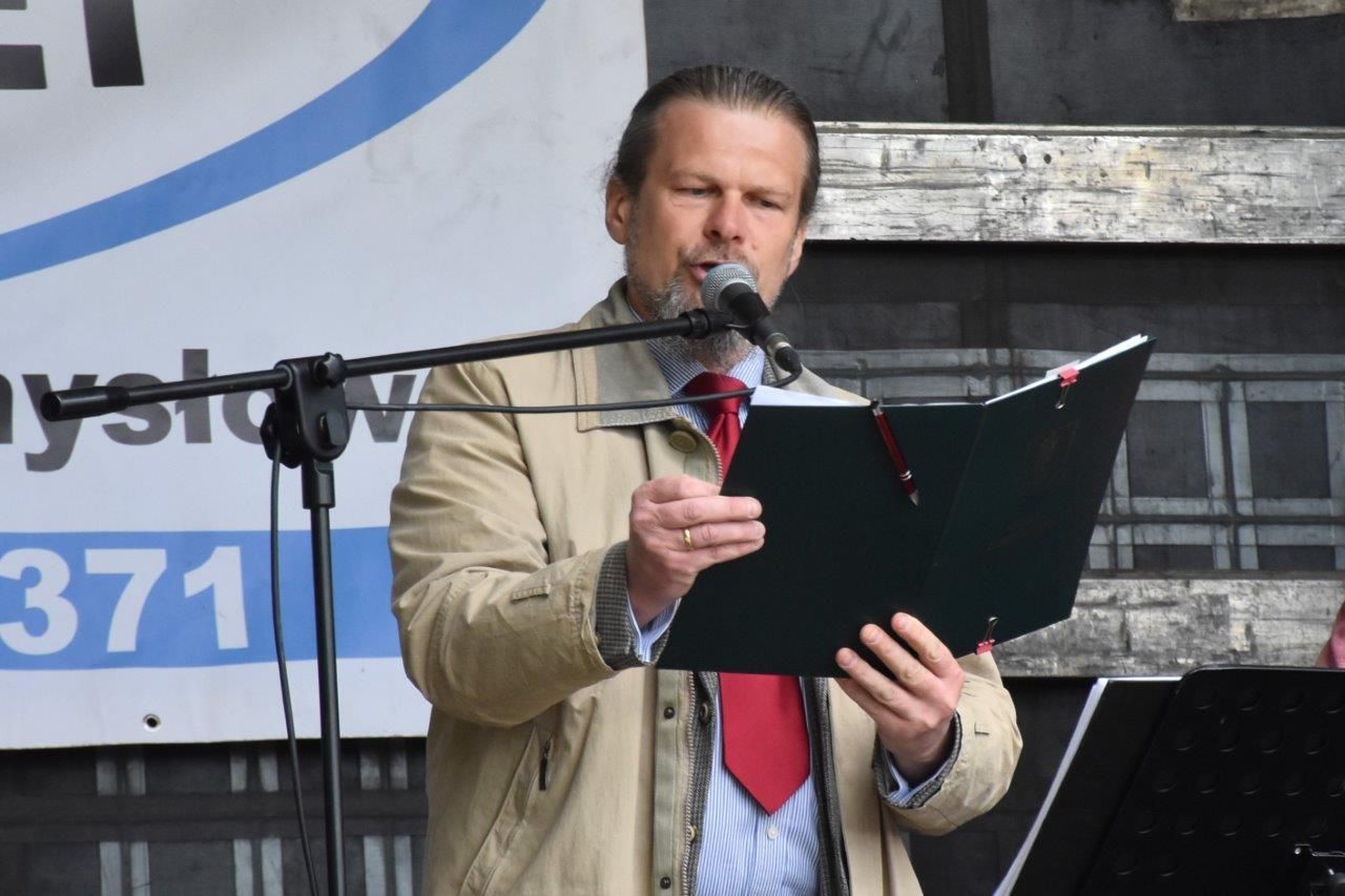 ludzie bawiący sie na majówce