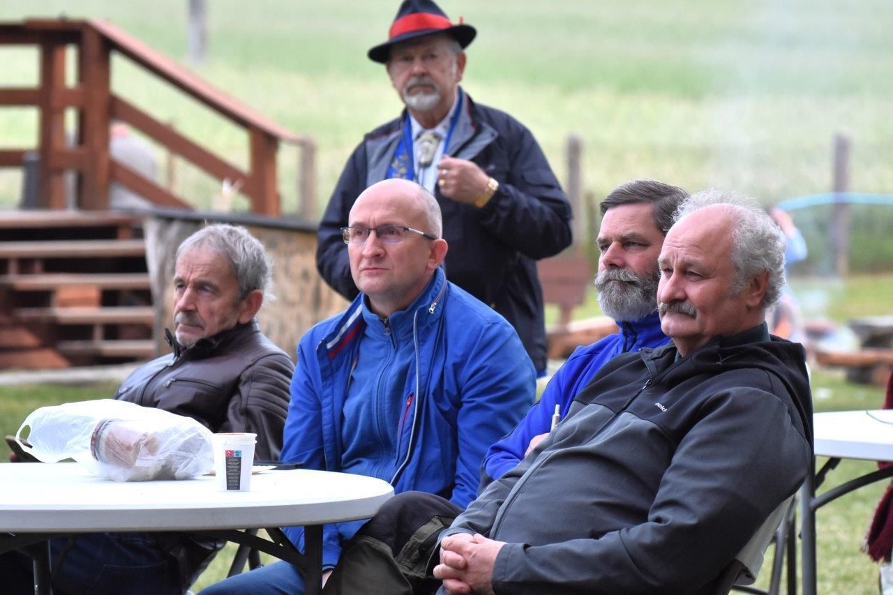 ludzie bawiący sie na majówce