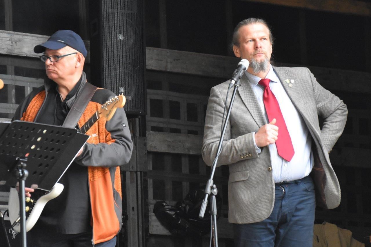 ludzie bawiący sie na majówce