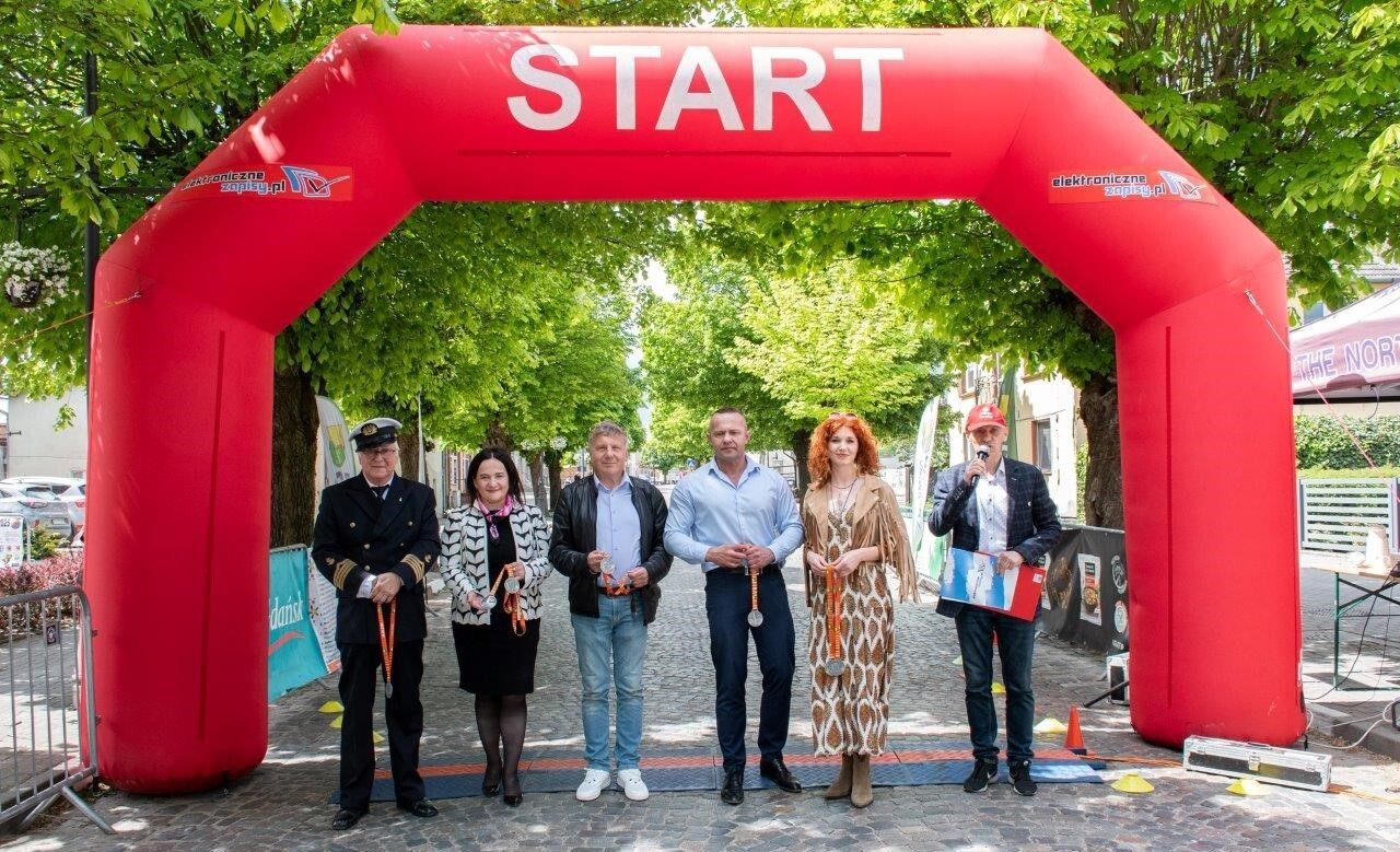 uczestnicy biegu ulicznego w zblewie