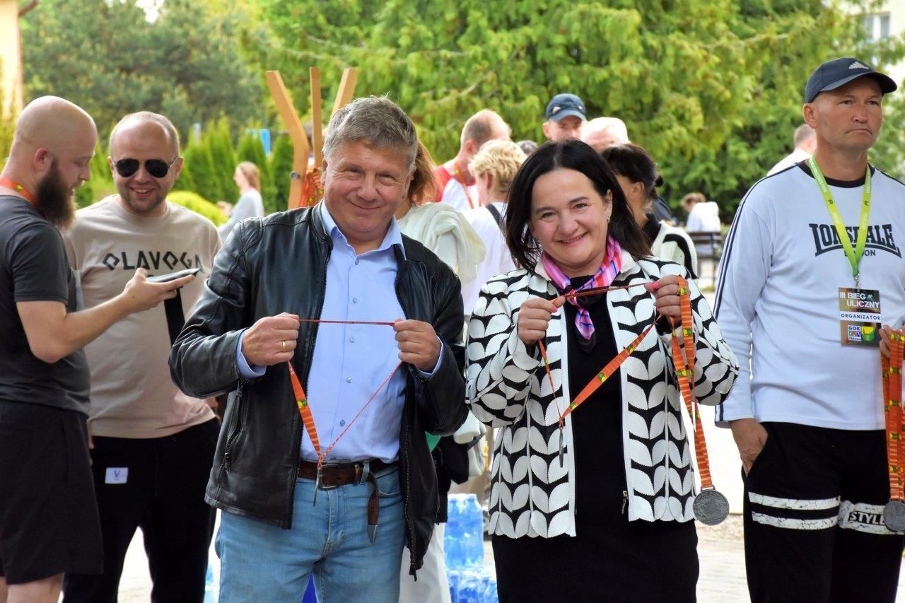 uczestnicy biegu ulicznego w zblewie