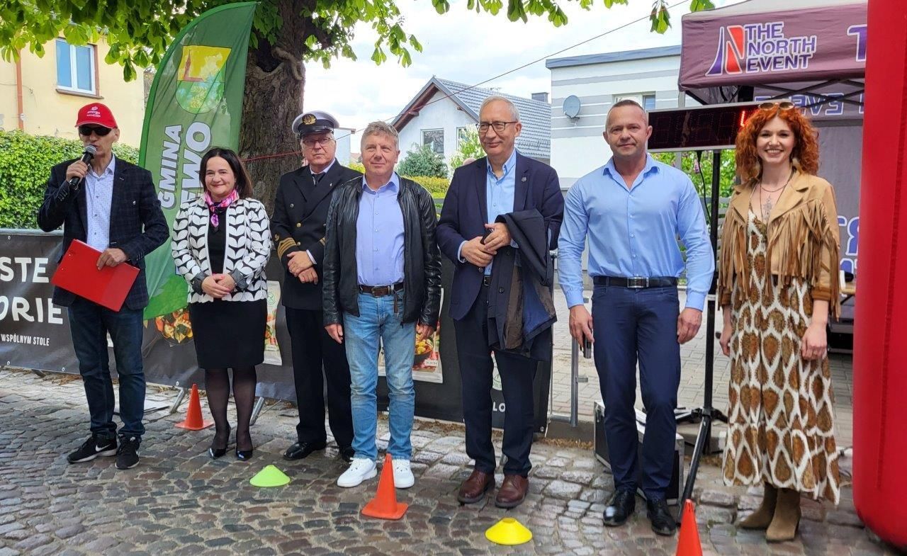 uczestnicy biegu ulicznego w zblewie