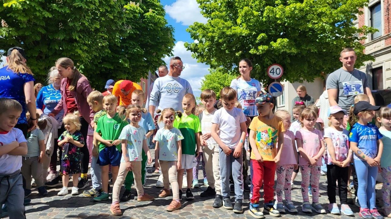 uczestnicy biegu ulicznego w zblewie