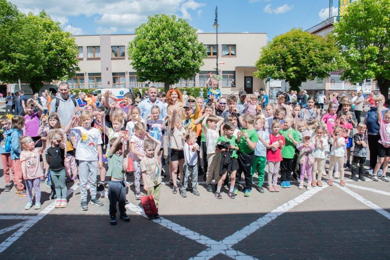uczestnicy biegu ulicznego w zblewie