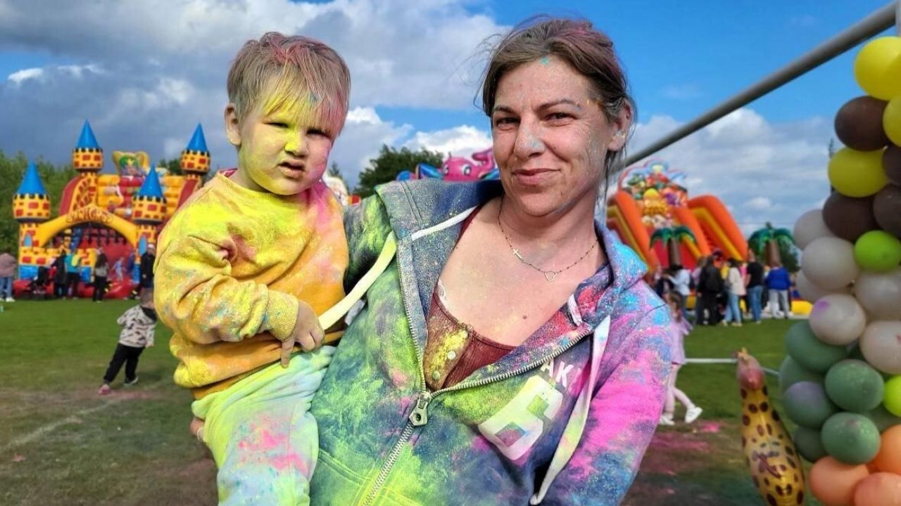 dzieci bawiące się na festynie
