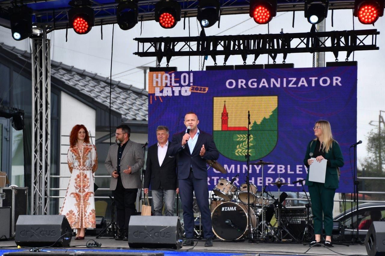 dzieci bawiące się na festynie