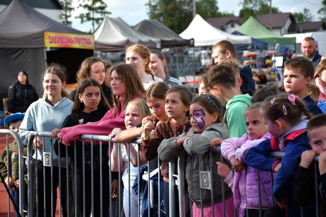 dzieci bawiące się na festynie