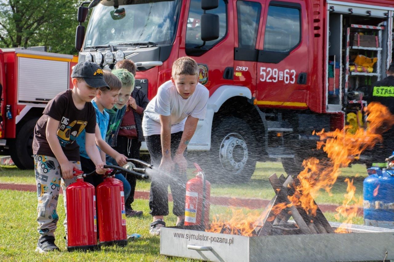 dzieci bawiące się na festynie