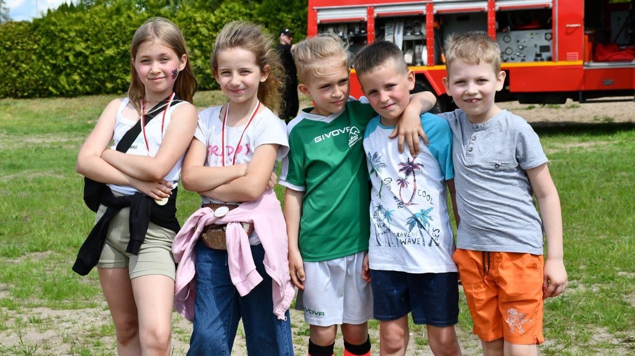 ludzie bawiący sie na festynie w bytoni