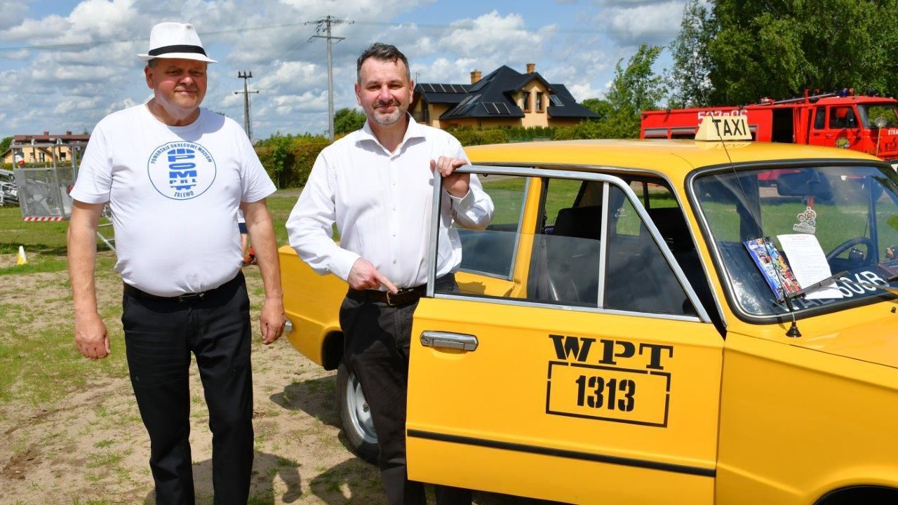 ludzie bawiący sie na festynie w bytoni