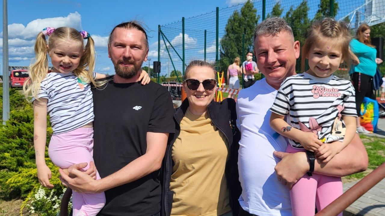 ludzie bawiący sie na festynie w bytoni