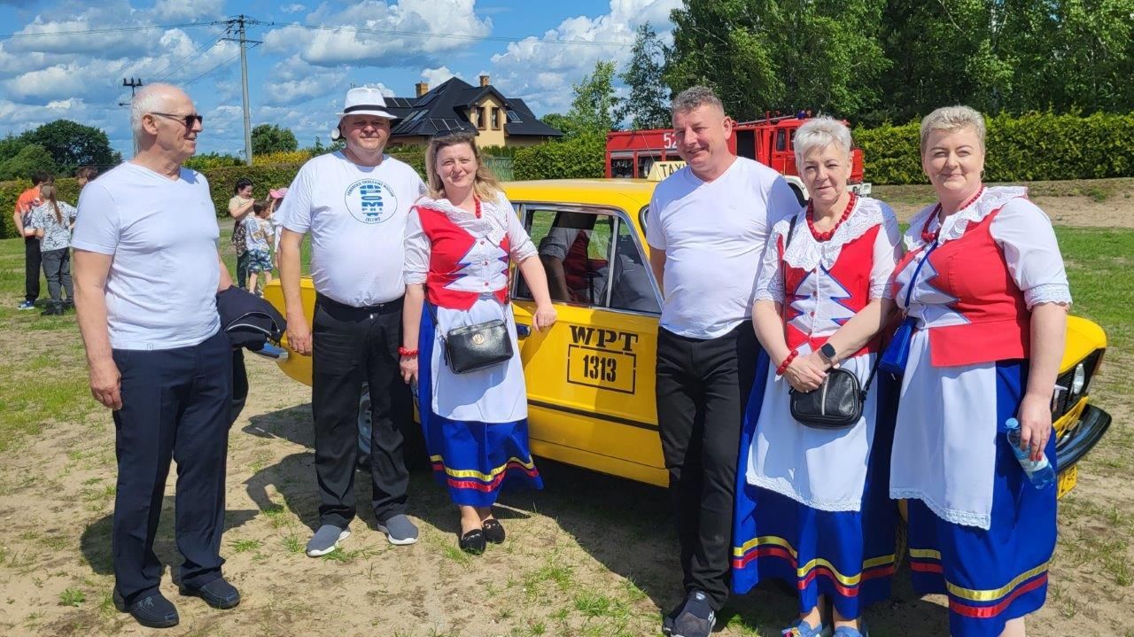 ludzie bawiący sie na festynie w bytoni