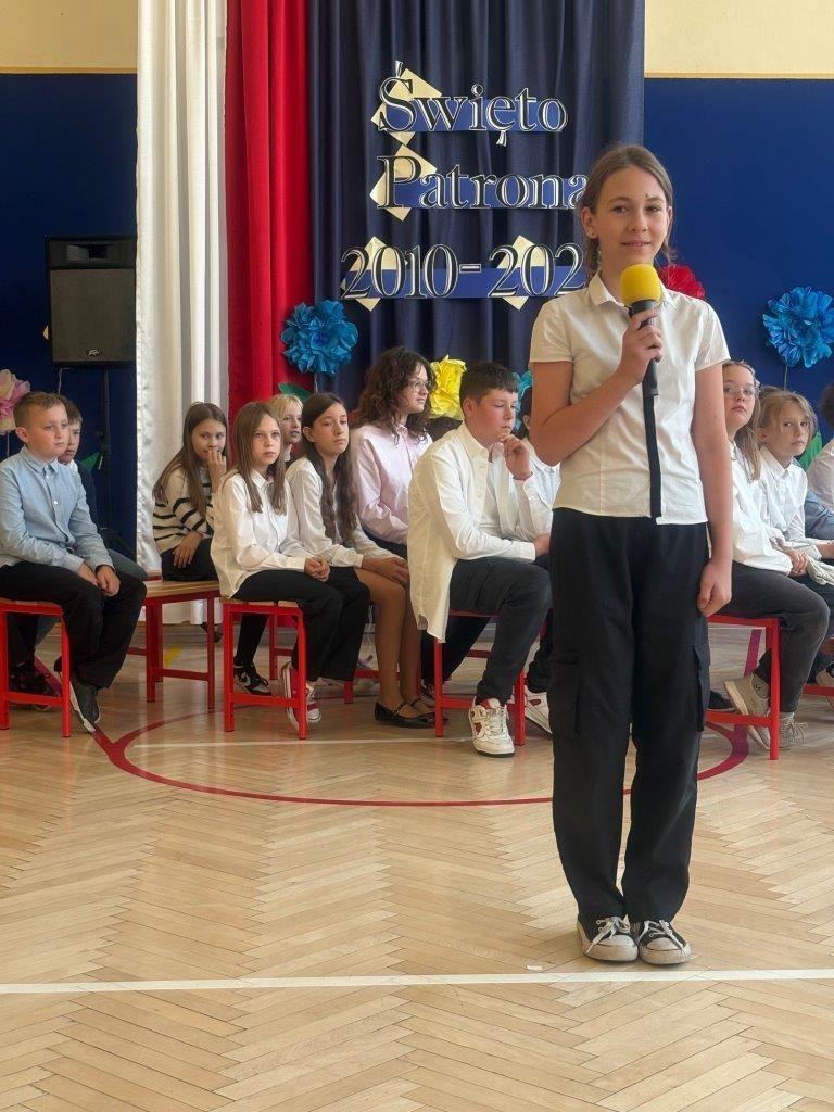 dzieci uczniowie w galowych strojach