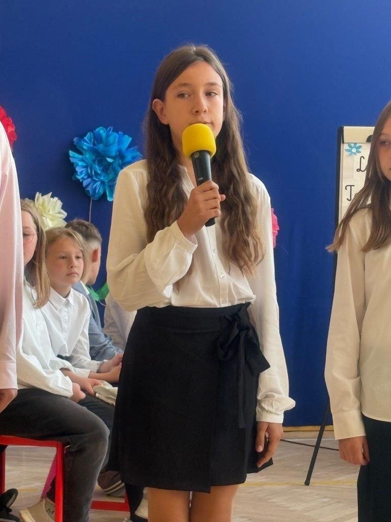 dzieci uczniowie w galowych strojach