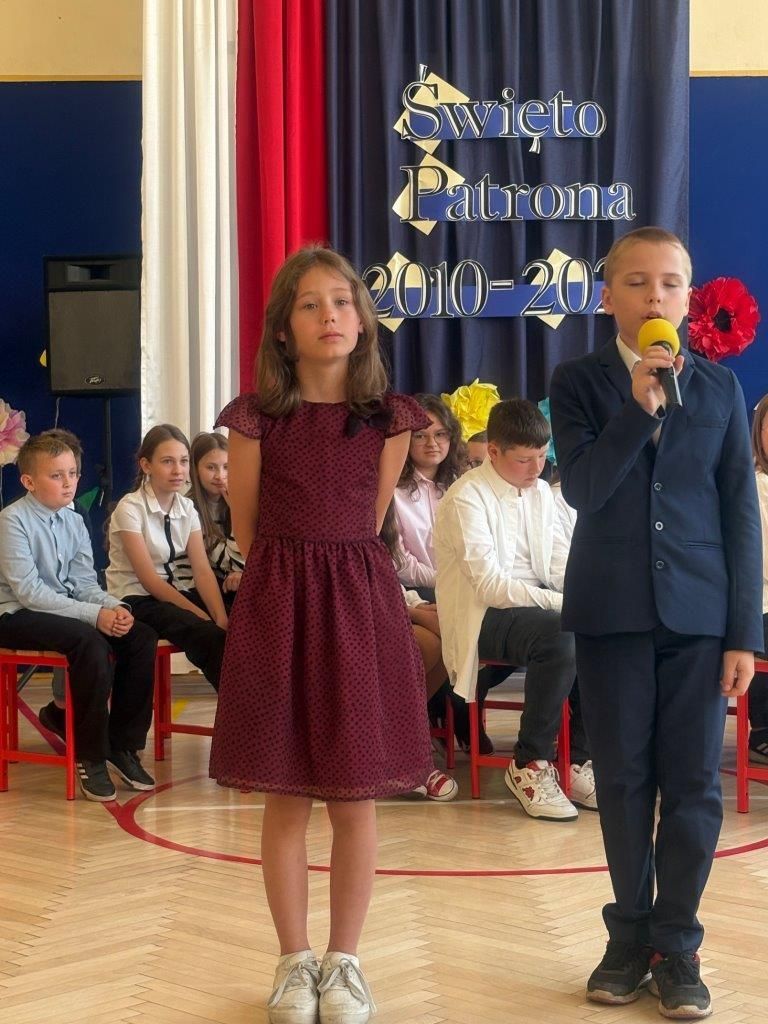 dzieci uczniowie w galowych strojach