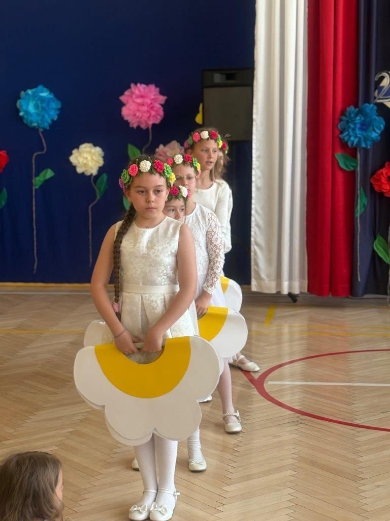 dzieci uczniowie w galowych strojach